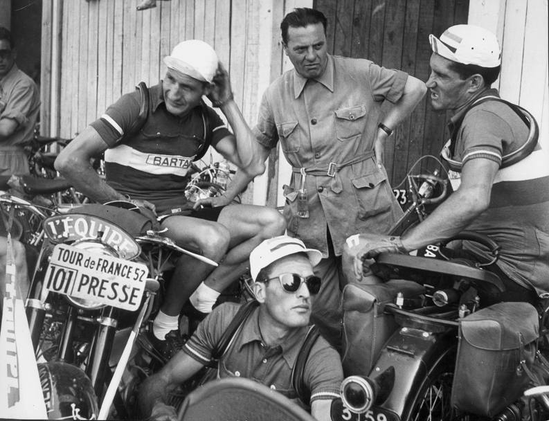 Tour de France 1952, Alfredo Martini in basso con gli occhiali scuri con Gino Bartali e Giovannino Corrieri. Omega